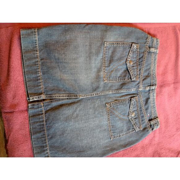 Tommy Hilfiger short denim skirt size 10, zipper front, buttoned pockets - Picture 6 of 9